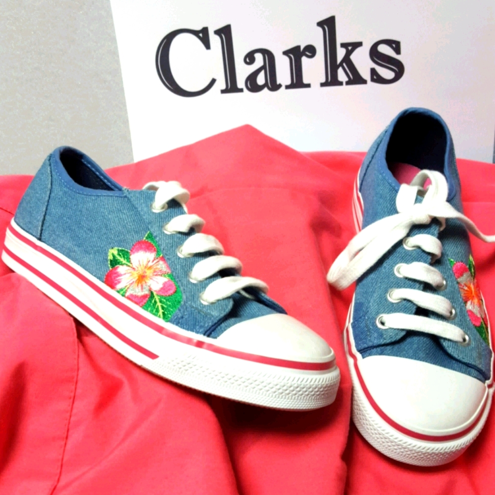 NWOT Girls Clarks floral denim shoes size 13.5